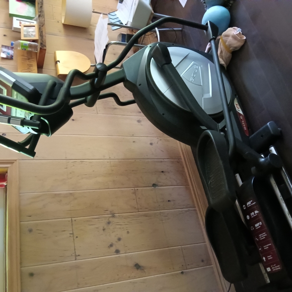 Elliptical Exercise Machine - Picture 3 of 5